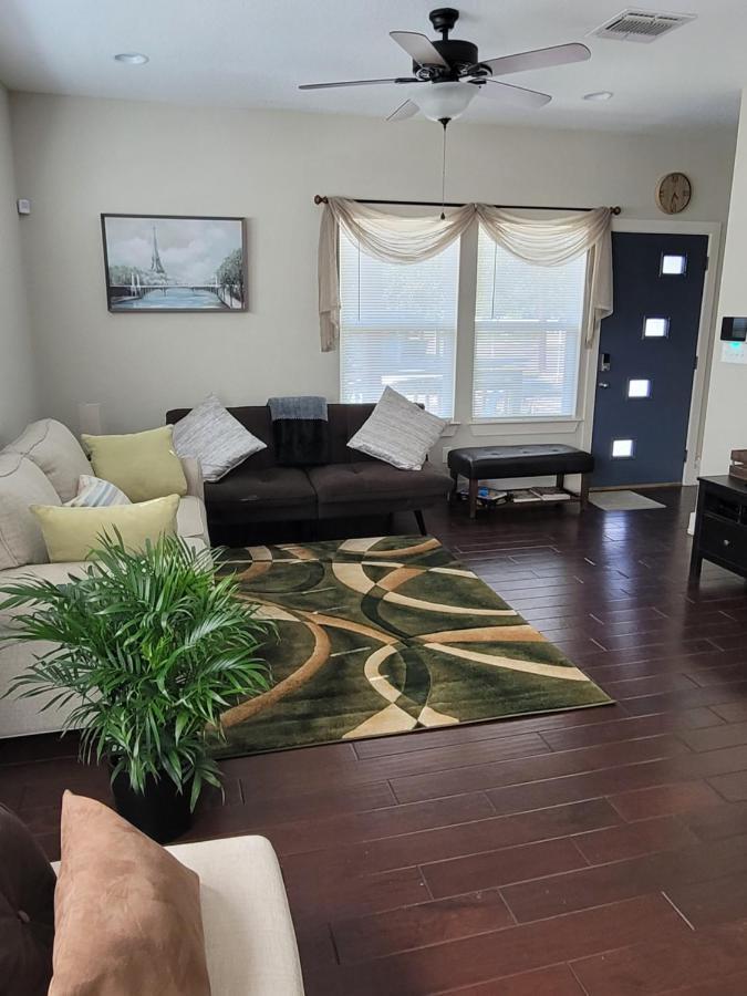 Hébergement de vacances Spacious Townhouse Minutes From Downtown Sa. *