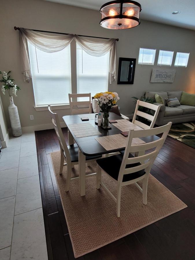 Spacious Townhouse Minutes From Downtown Sa. Hébergement de vacances