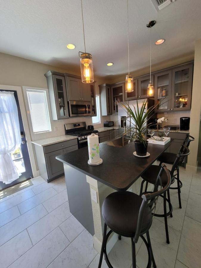 Spacious Townhouse Minutes From Downtown Sa. Hébergement de vacances San Antonio